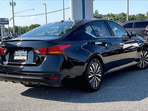 Used 2025 Nissan Altima 2.5 SV FWD image 12