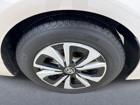 Used 2017 Toyota Prius Prime Advanced image 20