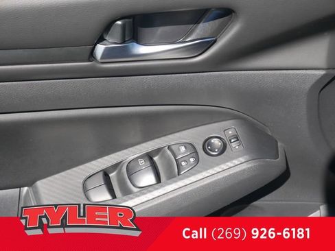 Used 2024 Nissan Altima 2.5 SV FWD image 19