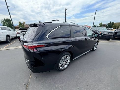 Used 2024 Toyota Sienna Platinum FWD image 4