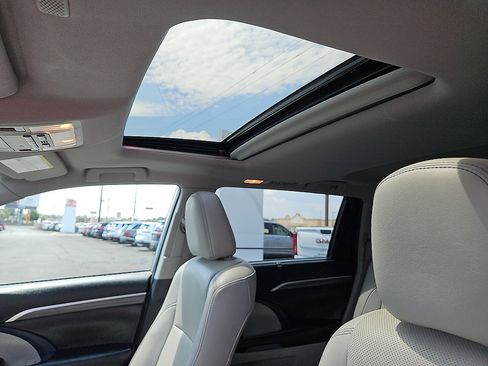 Used 2019 Toyota Highlander Limited FWD image 13
