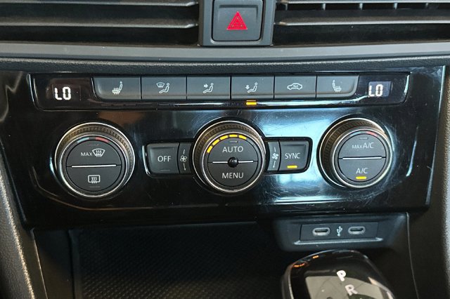 Used 2024 Volkswagen Jetta SE FWD image 22
