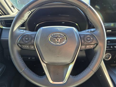 Used 2023 Toyota Venza Limited image 3