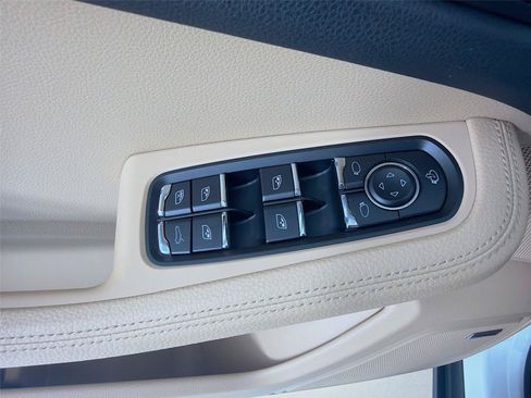 Certified 2026 Porsche Macan AWD/4WD image 8