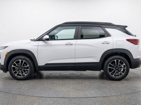 Used 2025 Chevrolet TrailBlazer LT FWD image 5