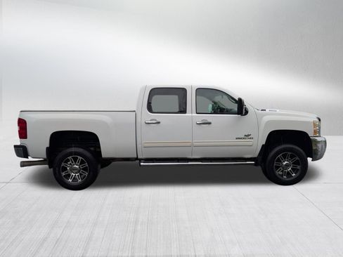Used 2010 Chevrolet Silverado 2500 LT w/ Interior Plus Package AWD/4WD image 6