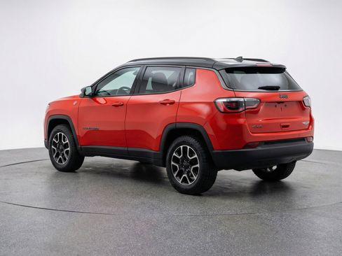 Used 2025 Jeep Compass Trailhawk AWD/4WD image 6