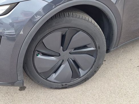 Used 2026 Tesla Model Y AWD image 10