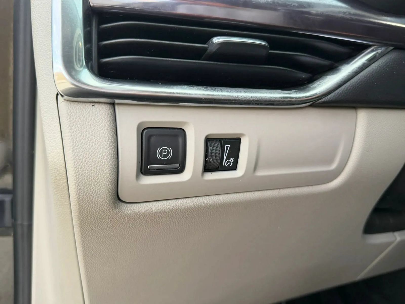Used 2023 Cadillac XT4 Luxury w/ Cold Weather Package FWD image 26