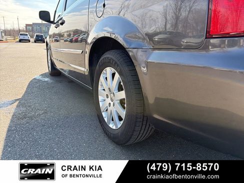Used 2016 Chrysler Town & Country Touring image 11