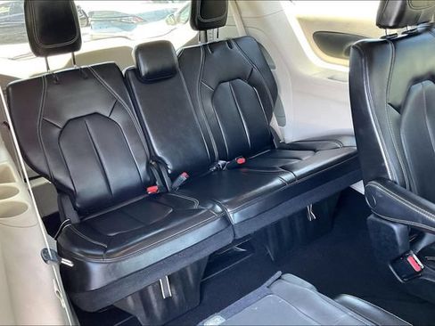 Used 2023 Chrysler Pacifica Touring-L FWD image 35