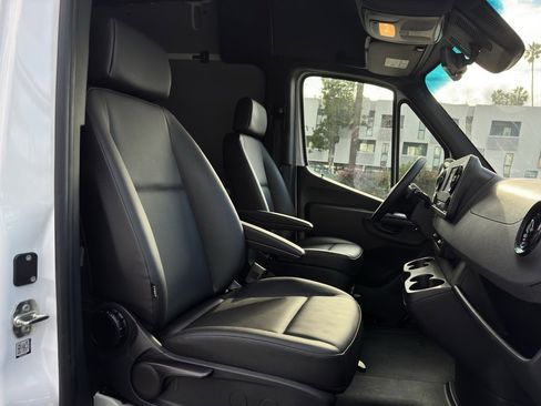 Used 2024 Mercedes-Benz Sprinter 2500 image 27