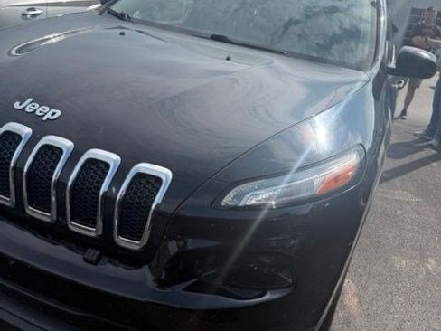 Used 2017 Jeep Cherokee Latitude w/ Cold Weather Group AWD/4WD image 3