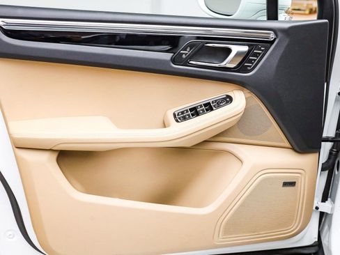 Certified 2025 Porsche Macan image 24