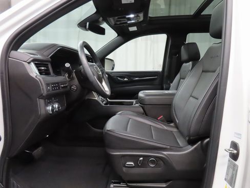 Used 2023 GMC Yukon Denali image 9