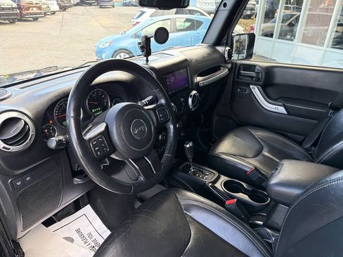 Used 2015 Jeep Wrangler Unlimited Rubicon w/ Dual Top Group AWD/4WD image 32