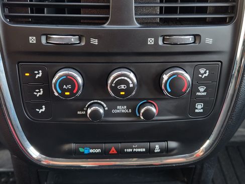 Used 2019 Dodge Grand Caravan SE FWD image 19