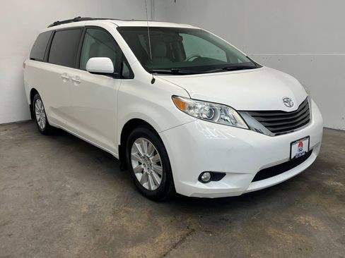 Used 2014 Toyota Sienna XLE w/ Entertainment Package AWD/4WD image 3
