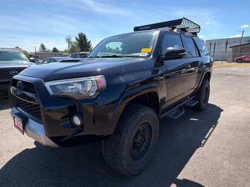 Used 2018 Toyota 4Runner TRD Off-Road Premium AWD/4WD image 2