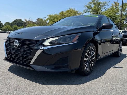 Used 2025 Nissan Altima 2.5 SV FWD image 3