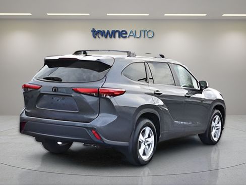 Used 2023 Toyota Highlander LE FWD image 7