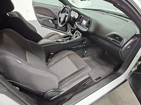 Used 2015 Dodge Challenger SXT image 29