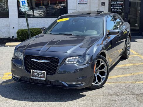 Used 2018 Chrysler 300 S w/ 300S Premium Group RWD image 4