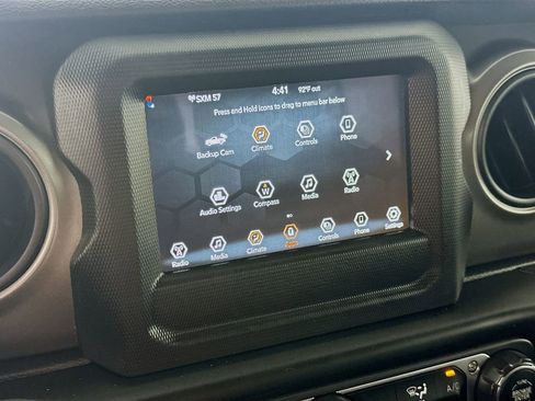 Used 2022 Jeep Gladiator Willys image 24