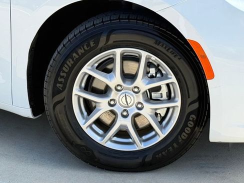 Used 2024 Chrysler Pacifica Touring-L FWD image 2