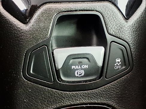 Used 2017 Jeep Renegade Altitude FWD image 21