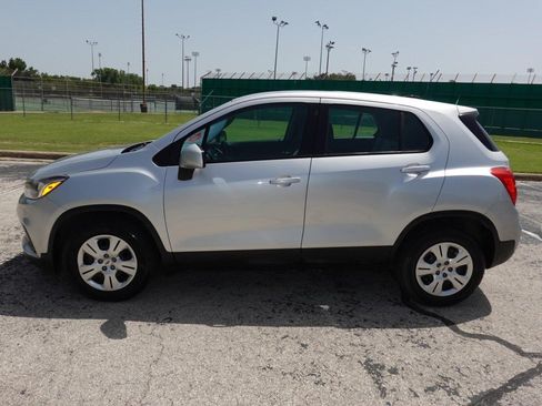 Used 2017 Chevrolet Trax LS FWD image 4
