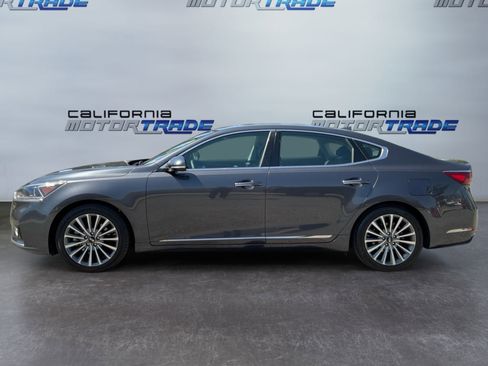 Used 2017 Kia Cadenza Premium w/ Luxury Package FWD image 8