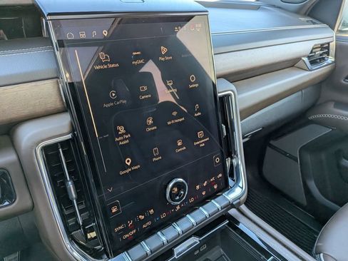 Used 2025 GMC Yukon Denali Ultimate AWD/4WD image 16