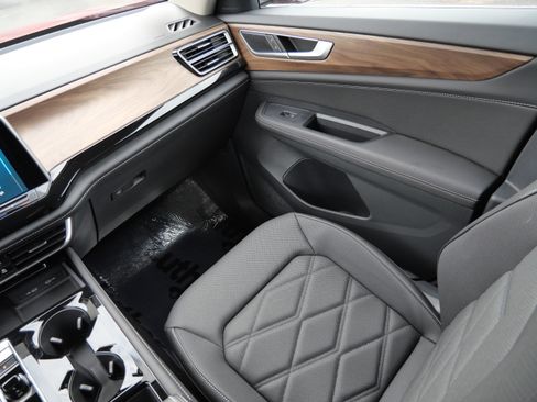 Certified 2024 Volkswagen Atlas SE w/ Black Wheel Package image 11