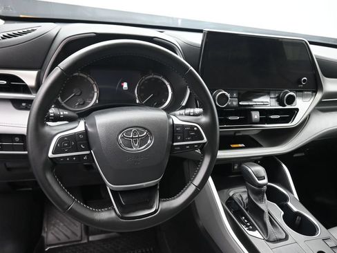 Used 2023 Toyota Highlander XLE FWD image 14