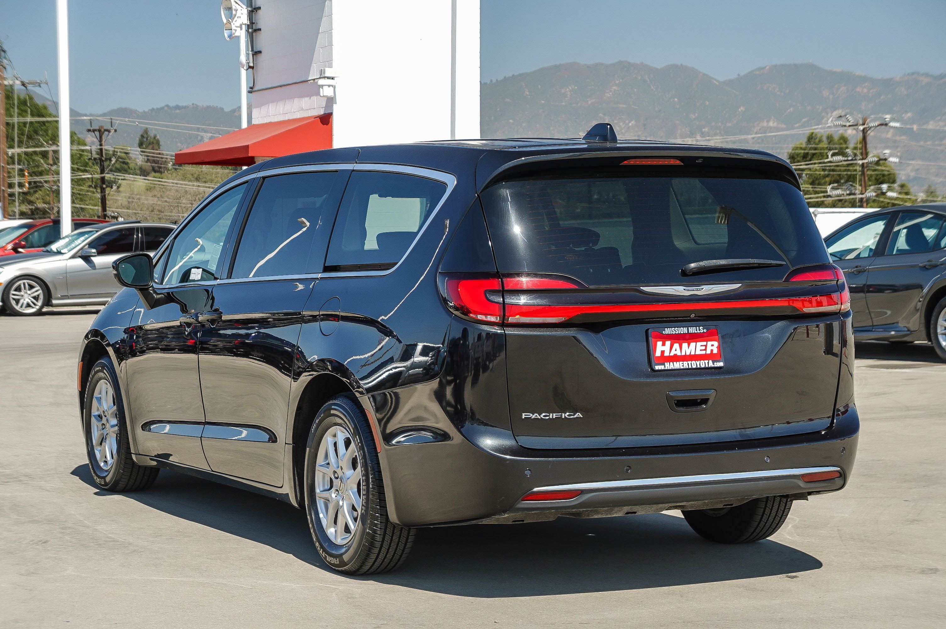 Used 2023 Chrysler Pacifica Touring-L FWD image 5