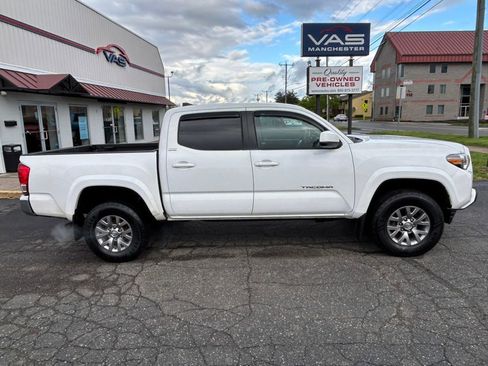 Used 2017 Toyota Tacoma TRD Sport AWD/4WD image 4