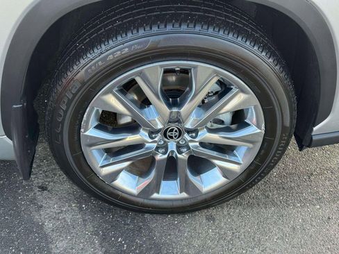 Used 2024 Toyota Highlander Limited image 9