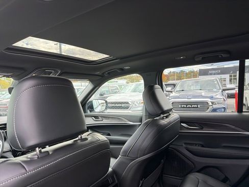 New 2025 Jeep Grand Cherokee Limited w/ Black Appearance Package image 8