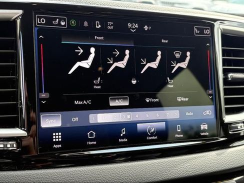 Used 2023 Chrysler Pacifica Touring-L image 10