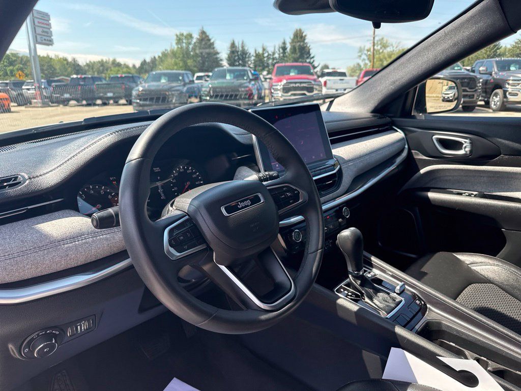Used 2024 Jeep Compass Latitude AWD/4WD image 9