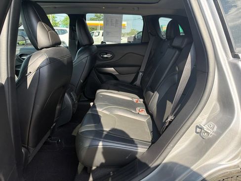 Used 2022 Jeep Cherokee Limited AWD/4WD image 6