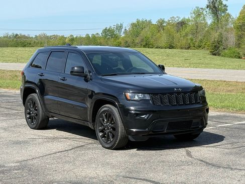 Used 2017 Jeep Grand Cherokee Altitude image 1