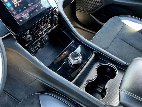 Used 2025 Jeep Grand Cherokee Altitude image 19