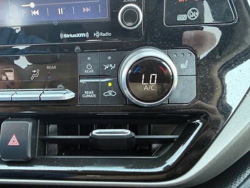 Used 2022 Toyota Highlander XLE AWD/4WD image 41