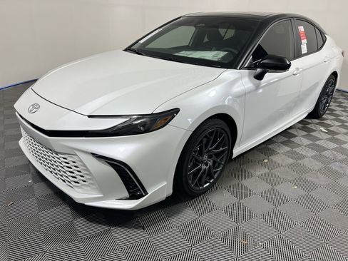 Used 2025 Toyota Camry XSE image 9