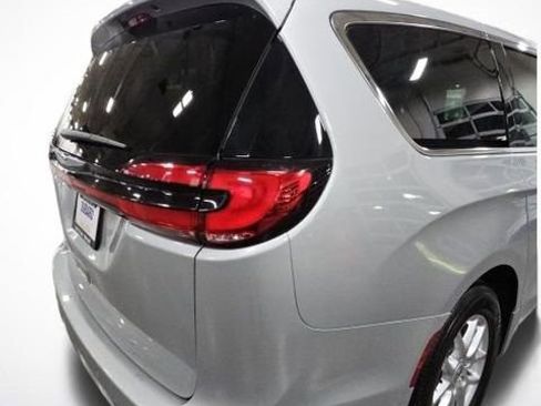 Used 2024 Chrysler Pacifica Touring-L image 50