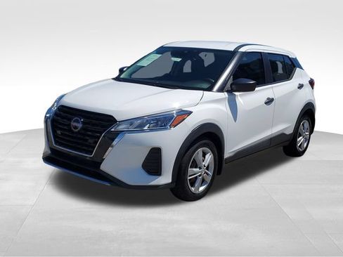 Used 2022 Nissan Kicks S FWD image 2