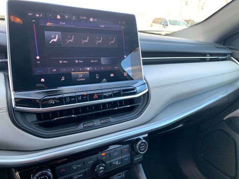 Used 2025 Jeep Compass Limited image 17