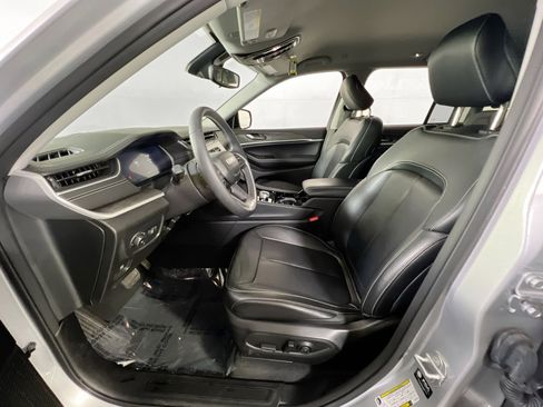 Used 2023 Jeep Grand Cherokee Limited w/ Black Appearance Package image 20